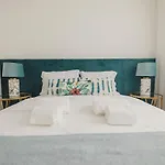 Vibrant Host - Heroismo's Metro Apartman *