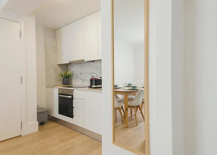 Vibrant Host - Heroismo's Metro Porto