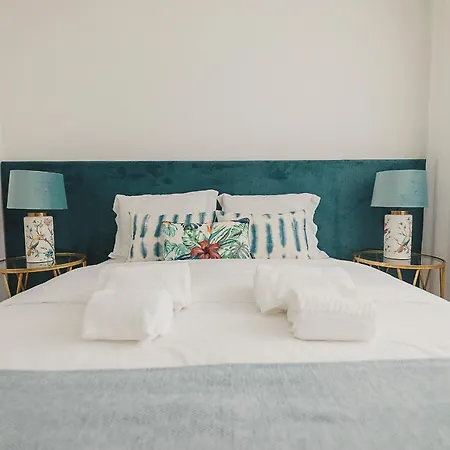 Vibrant Host - Heroismo's Metro Daire *