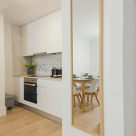 Vibrant Host - Heroismo's Metro Porto