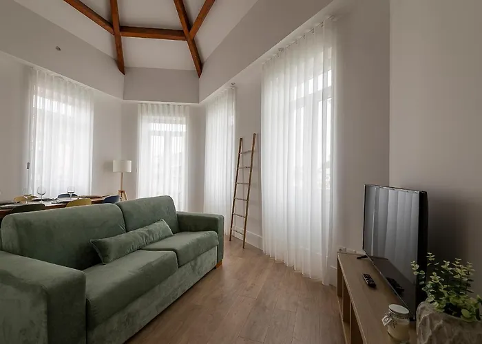 Vibrant Host Solutions - Heroismo's Metro Appartement Oporto