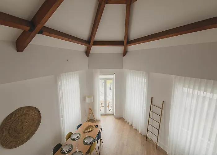 Vibrant Host Solutions - Heroismo's Metro Appartement Oporto